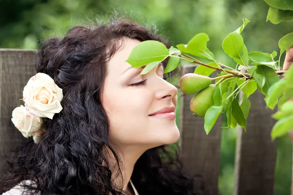 Cute girl sniffing pears — Stock Photo, Image