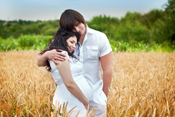 Pretty pregnant with her husband in the field — Stock Photo, Image