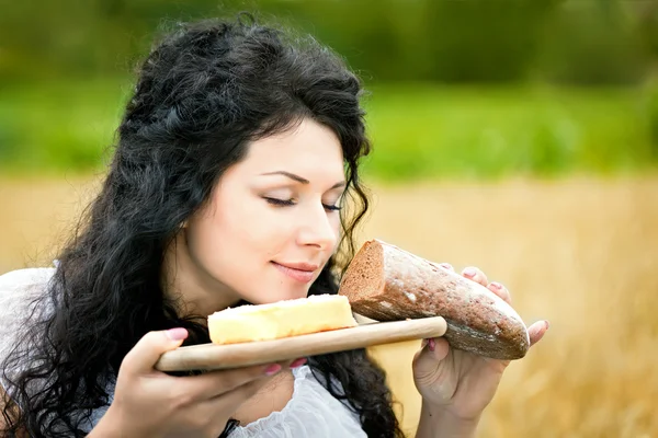 Linda chica con pan y mantequilla —  Fotos de Stock