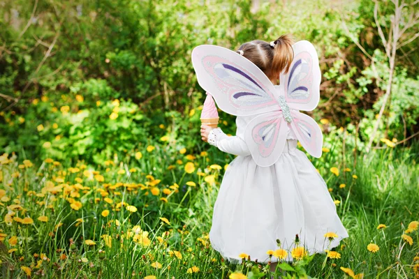 Menina doce com asas de borboleta — Fotografia de Stock