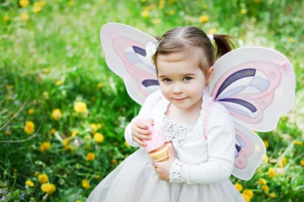 Süßes Mädchen mit Schmetterlingsflügeln — Stockfoto