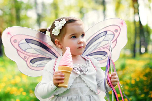 Menina doce com asas de borboleta — Fotografia de Stock