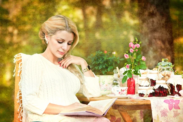귀여운 소녀 정원에서 책을 읽고 — 스톡 사진