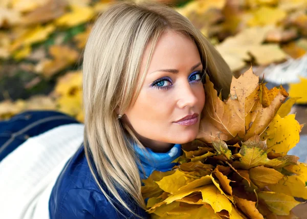 Cute blondynka z bukiet jesienny liść — Zdjęcie stockowe