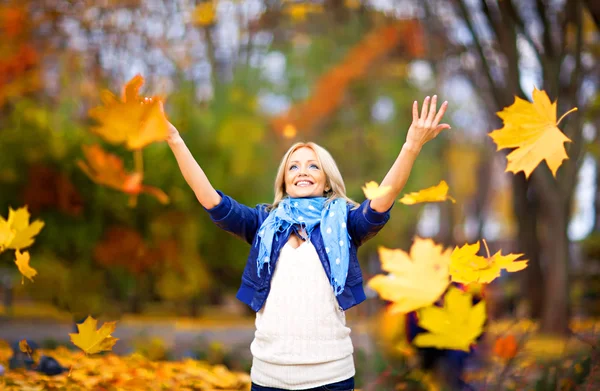Linda rubia con hojas de otoño —  Fotos de Stock