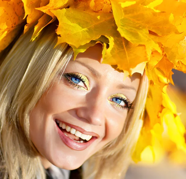 Симпатична блондинка з вінком осіннього листя — стокове фото