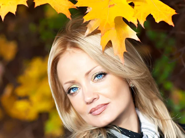 Linda rubia en otoño —  Fotos de Stock