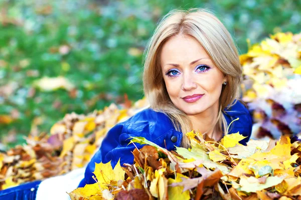 Cute blonde in autumn — Zdjęcie stockowe
