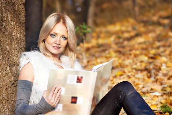Dziewczyna z książką w jesień las — Zdjęcie stockowe