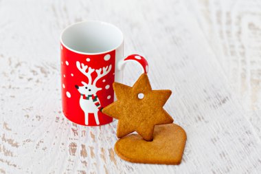 Ren geyiği ve gingerbread ile Noel Kupası