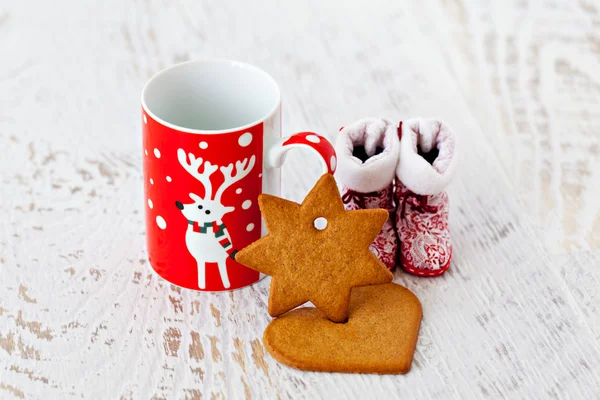 Christmas mug with deer, gingerbread and Santa's boots — Stock Photo, Image