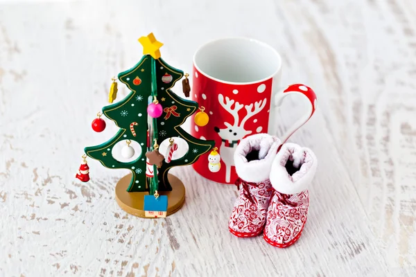 Albero di Natale e stivali di Babbo Natale e una tazza — Foto Stock