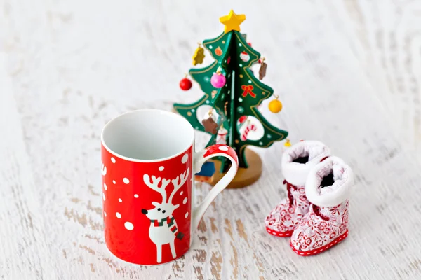 Julgran och Tomtens stövlar och en kopp — Stockfoto