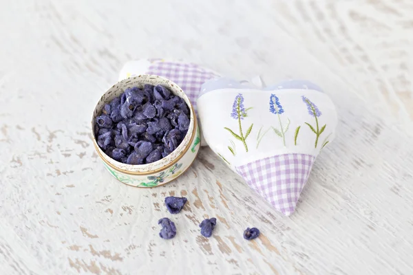 Sachets and petals of violets in sugar — Stock Photo, Image