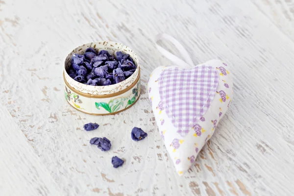 Sachets et pétales de violettes en sucre — Photo