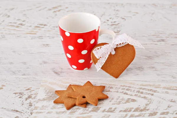 Red cup and Christmas gingerbread — Stock Photo, Image