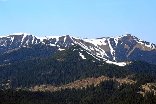 雪に覆われた山の尾根 — ストック写真