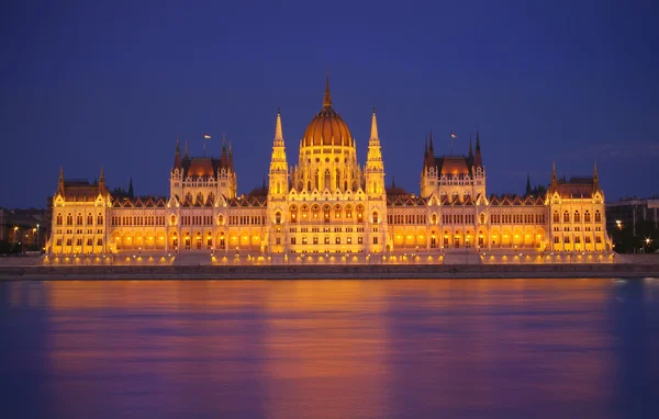 Parlamento de Budapest por la noche —  Fotos de Stock