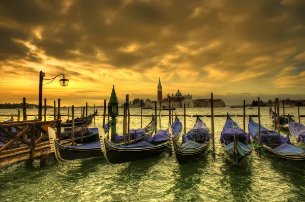 Венецианские гондолы на закате — стоковое фото