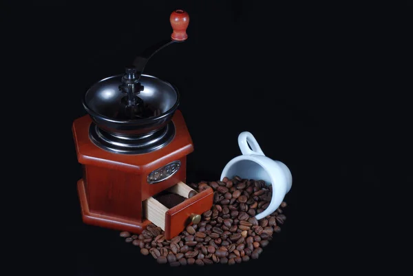 Trä kaffekvarn och bönor och vita cup — Stockfoto
