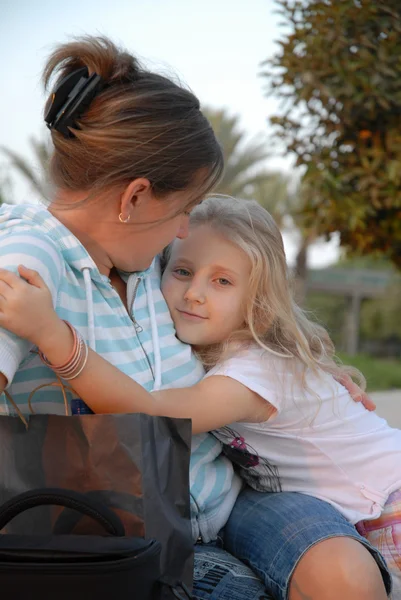 Kleines Mädchen umarmt ihre Mutter — Stockfoto