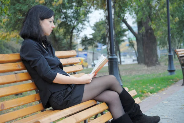 女孩读一本书的性质 — 图库照片