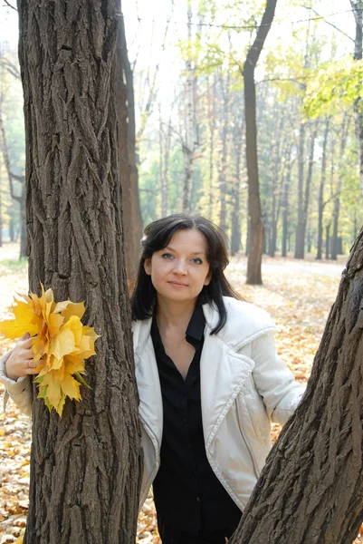 Портрет девушки, позирующей с листьями — стоковое фото