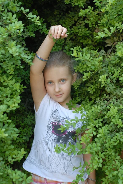 Porträtt av flicka med ett blad i din hand — Stockfoto