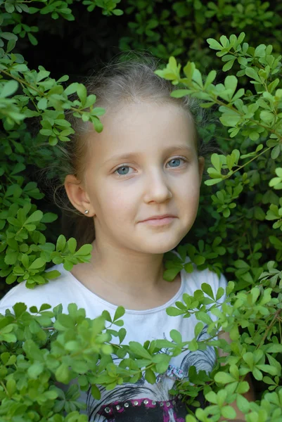 Criança retrato menina nas folhas — Fotografia de Stock