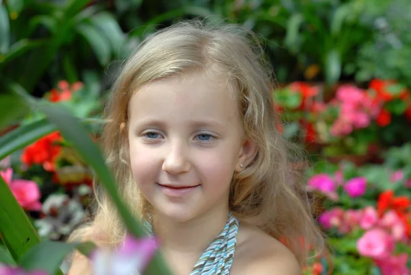 Kind meisje portret blonde — Stockfoto