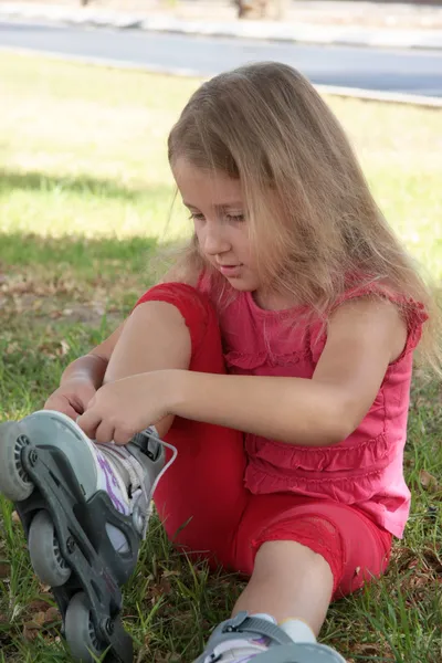 Retrato de una niña vistiendo rodillos — Foto de Stock