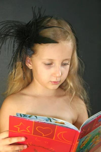 Portret dziewczyny czytającej książkę — Zdjęcie stockowe