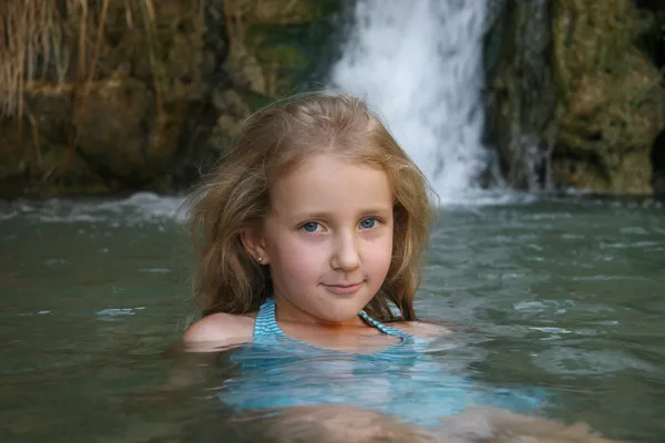 Retrato de una niña bañándose — Foto de Stock