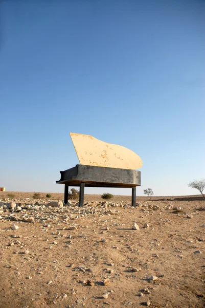 Klavír v poušti — Stock fotografie