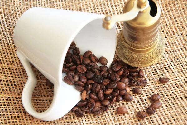Copo branco com grãos de café — Fotografia de Stock