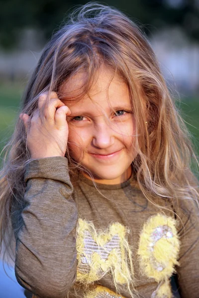 Gülümseyen kız — Stok fotoğraf