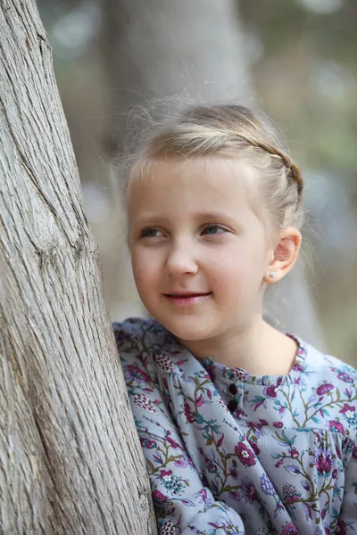 Retrato de uma menina perto de uma árvore — Fotografia de Stock