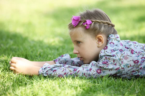 Pretty girl on grass — Stock Photo, Image