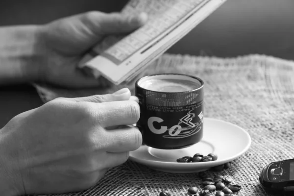 Coffee while reading newspaper — Stock Photo, Image