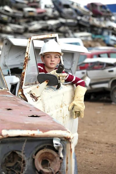 Jongen op de dump auto 's — Stockfoto