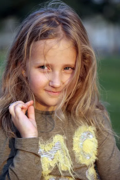 Lächeln blondes Mädchen posiert hübsch — Stockfoto