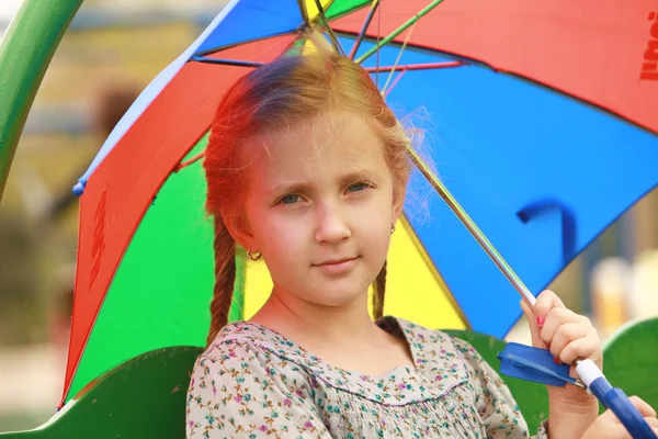 Портрет маленькой девочки с зонтиком — стоковое фото