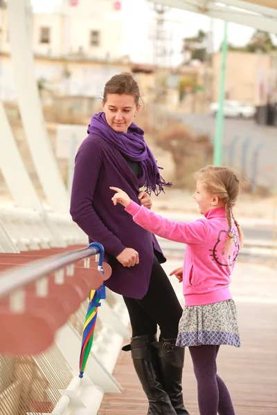 Anne ve kızı köprüde gün boyunca yürüyüş — Stok fotoğraf
