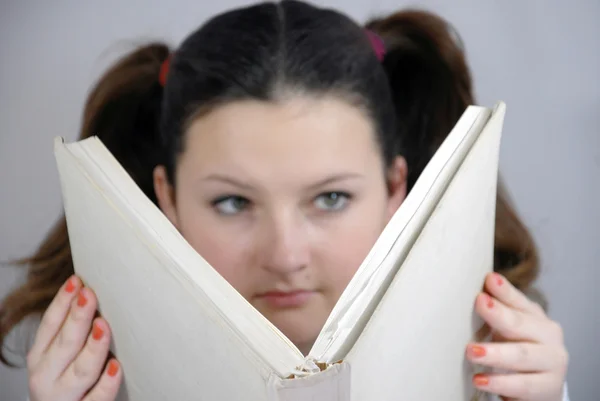 Iskoláslány egy nagy könyvet — Stock Fotó