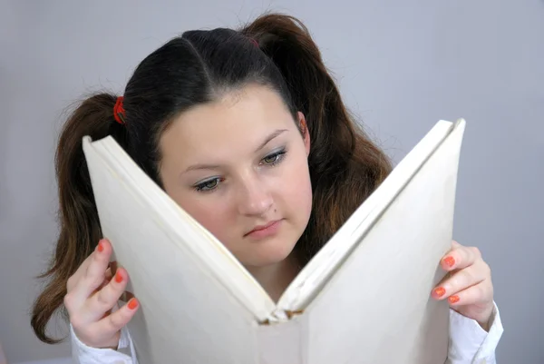 Estudante lendo um grande livro — Fotografia de Stock