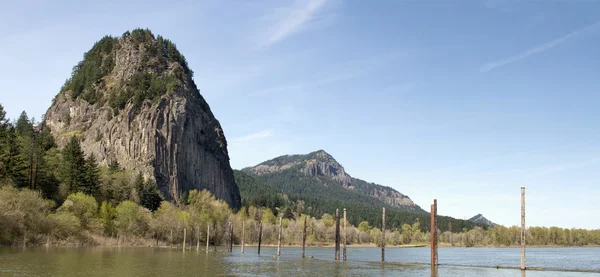 Beacon Rock lungo la gola del fiume Columbia — Foto Stock