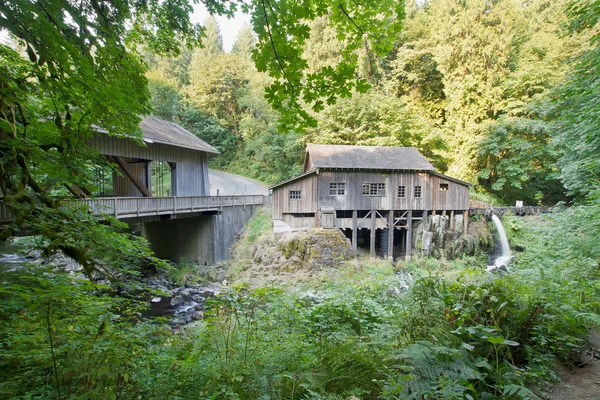 Covered Bridge and Grist Mill Over Cedar Creek — Stock Photo, Image
