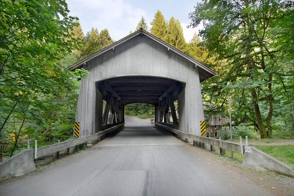 Überdachte Brücke über Zedernbach in Washington — Stockfoto