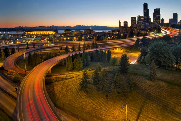 Seattle cidade estrada semáforo trilhas — Fotografia de Stock
