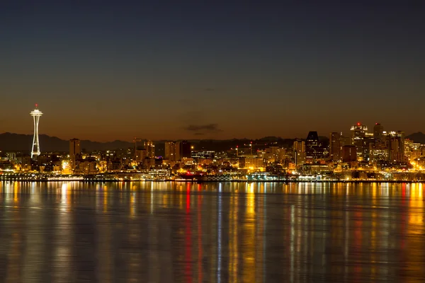 Seattle belvárosában skyline elmélkedés-hajnalban — Stock Fotó